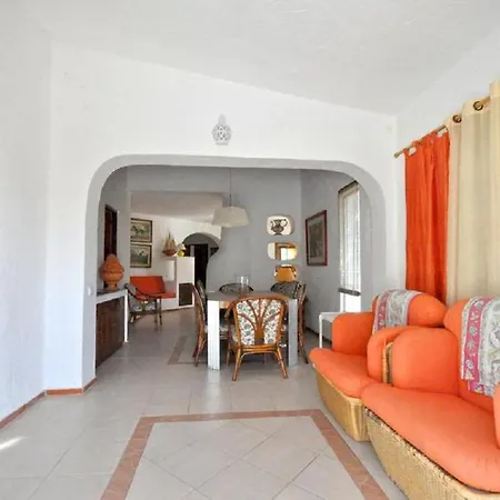 Villa Large Plot And Close To Amenities