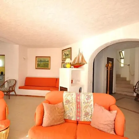 Villa Large Plot And Close To Amenities
