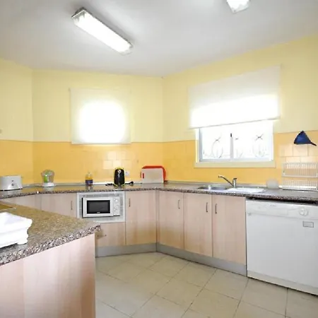Villa Large Plot And Close To Amenities