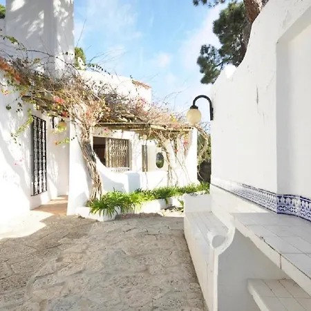 Large Plot And Close To Amenities * Quarteira