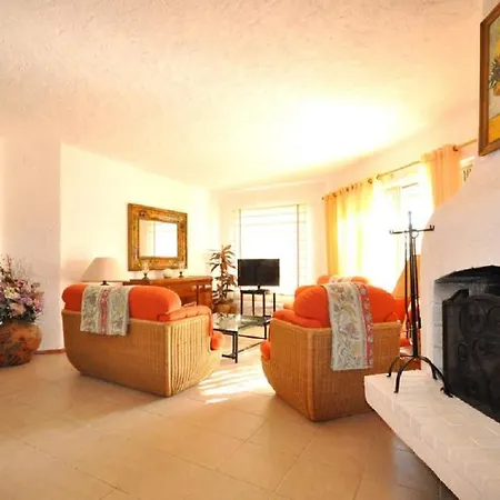 Large Plot And Close To Amenities Βίλα *